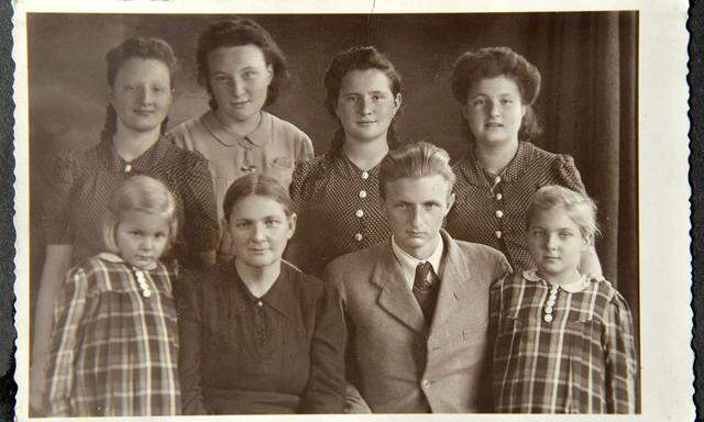 Die heldenhafte Mutter Maria Bruggnaller (hier mit ihren sieben Kindern) schlug sich nach dem Tod des Vaters in Innsbruck durch (1942).