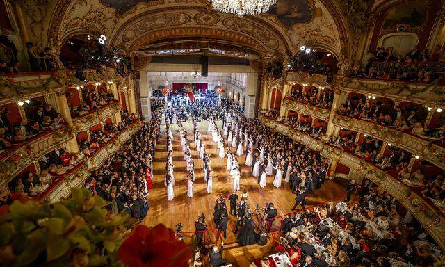 Die 50 Debütantenpaare eröffneten die Grazer Opernredoute zu Antonin Dvoraks Oper „Rusalka“.