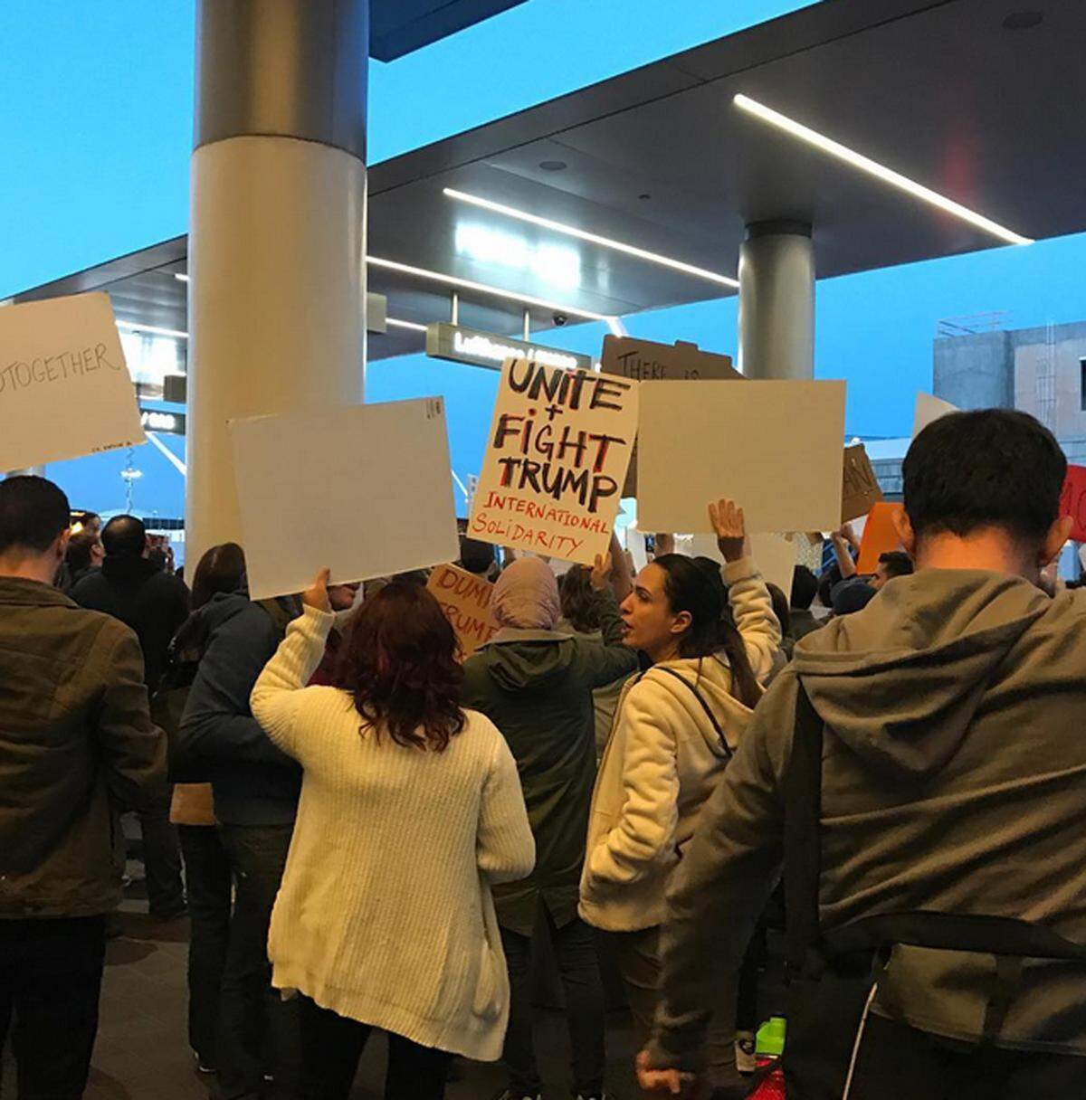 Schauspielerin Ellen Page war auf dem Flughafen von Los Angeles unter den Demonstranten.