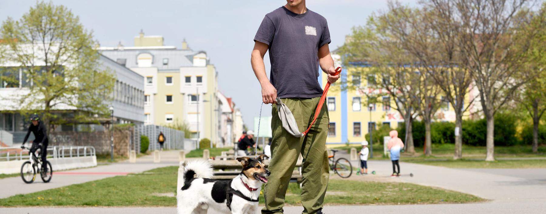 Struppi und sein Besitzer, Leonhard Reichel, rollen gern auf dem Skateboard entlang der Neuen Donau.