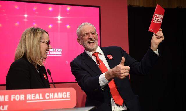Im Wahlkampf war die Welt für Jeremy Corbyn (re.) noch in Ordnung. Im Bild mit einer seiner möglichen Nachfolgerinnen, Rebecca Long-Bailey.