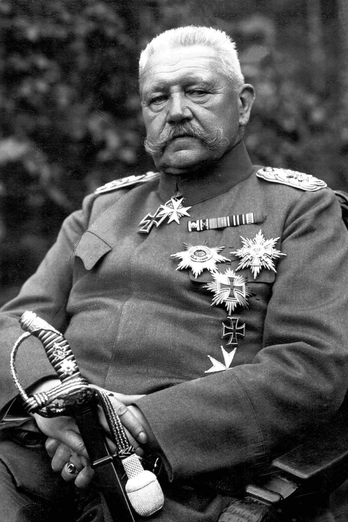 Benannt wurde das Luftschiff nach Paul von Hindenburg, einem deutschen Militär und Politiker. Im Ersten Weltkrieg stieg er zum Generalfeldmarschall auf und übte als Chef der Obersten Heeresleitung die Regierungsgewalt aus. Als zweiter Reichspräsident der Weimarer Republik ernannte er 1933 Adolf Hitler zum Reichskanzler. Hindenburg starb 1934.