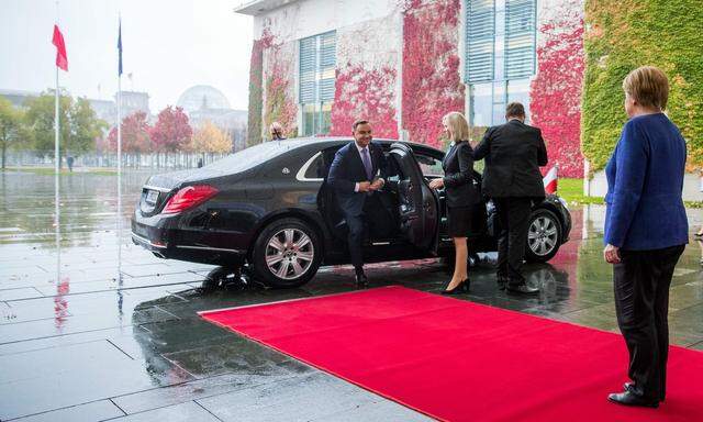 Archivbild: Deutschlands Kanzlerin Angela Merkel erwartet den polnischen Präsidenten Andrzej Duda