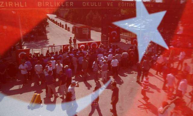 Zivilisten blockieren nach dem Putschversuch am 15. Juli die Einfahrt eines Militärgeländes in Ankara.