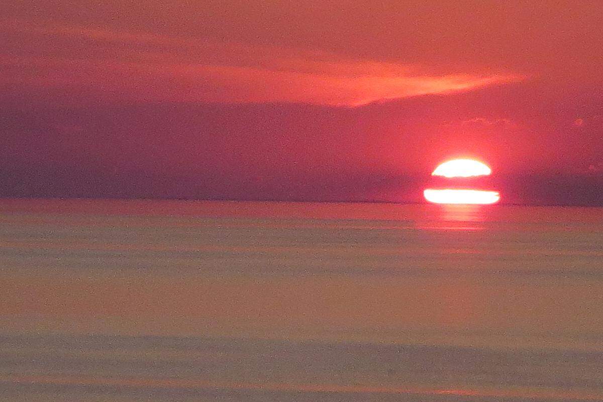 Sonnenuntergang im Baltischen Meer. Eine amerikanische Passagierin steht mit ihrem Husband neben mir – „Sunset looks like a cheeseburger today, darling“, kommentiert sie.