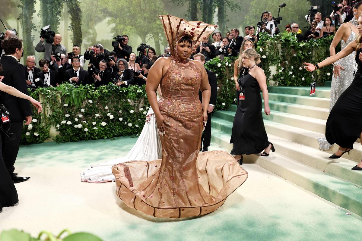 Sängerin Lizzo in Victor Weinsanto.