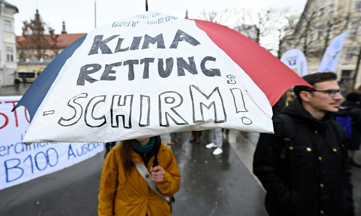 In Klagenfurt gibt es viele Assoziationen mit der Tagespolitiik.