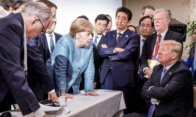 Ein Bild sagt mehr als tausend Worte: Dieses Foto zu den G7-Spannungen twitterte bezeichnenderweise der deutsche Regierungssprecher Seibert.