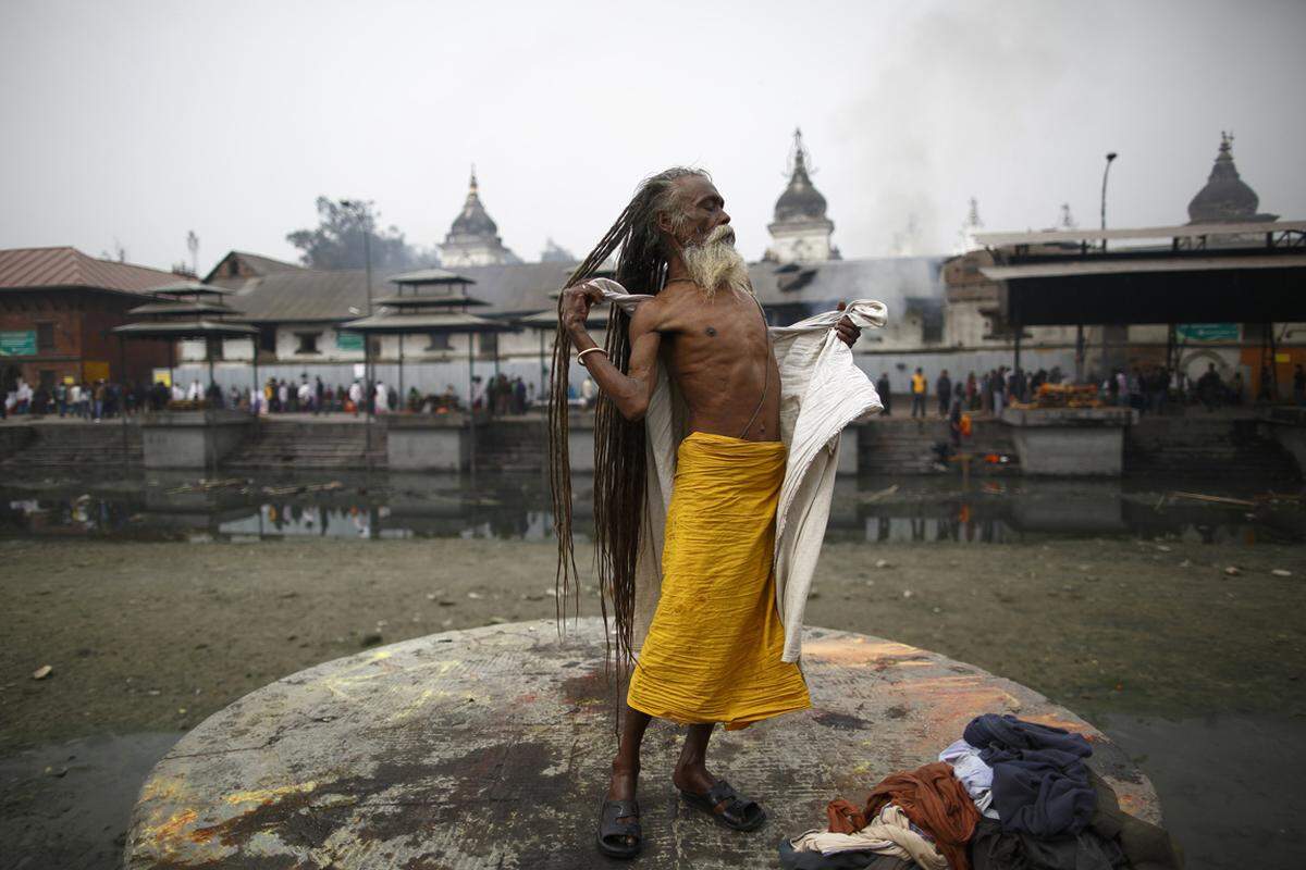 Shivas Haare werden meist lang und feucht dargestellt. Dies geht auf den Mythos zurück, dass der heilige Fluss Ganges an Shivas Kopf entlang auf die Erde geflossen sei. Indische "heilige Männer", so genannte Sadhus, kleiden sich an diesem Tag wie Shiva, beschmieren ihre Körper mit Asche und ...