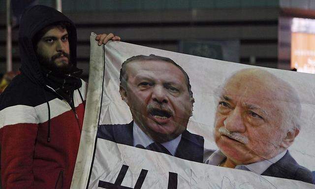 Gegenspieler auf einem Plakat: Erdogan (links am Plakat) und Gülen (rechts).