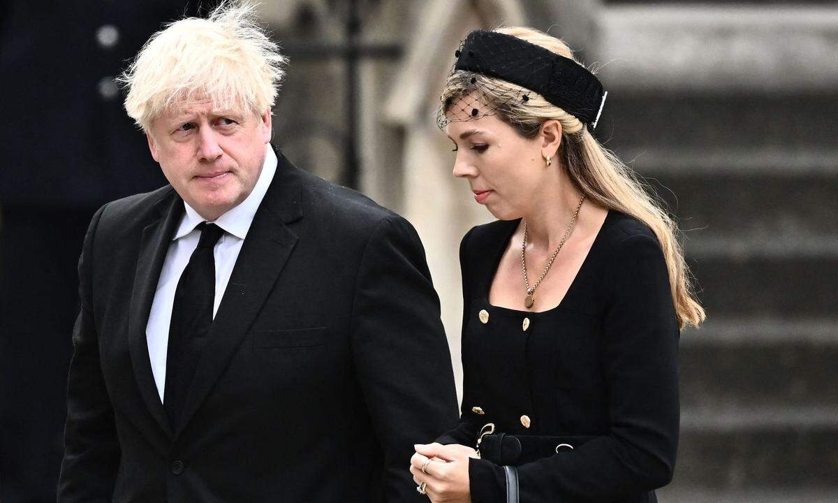 Der ehemalige britische Premierminister Boris Johnson und seine Frau Carrie Johnson sind ebenfalls anwesend.