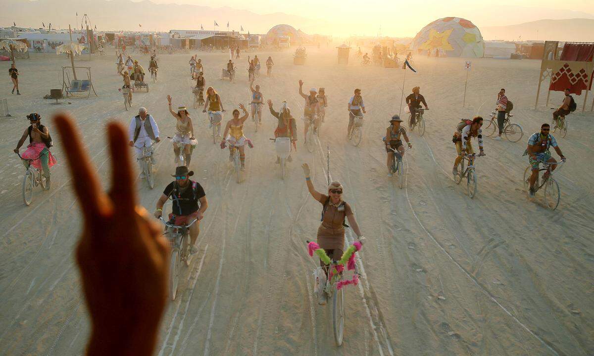 Ursprünglich wurde das Festival Burning Man in der Black Rock Wüste in Nevada als Zeichen für Anti-Konsum, alternative Kunst und unbeschwertes, geldloses Feiern gegründet. Heute ist die überdimensional große Kunstausstellung mit Techno-Sausen und Konzerten eine Pilgerstätte der Selbstdarstellung – vor allem für Stars und Sternchen, die sich unter die rund 70.000 Besucher mischen.