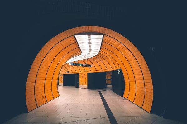 Wandpaneele in kräftigem Orange machen die U-Bahnstation Marienplatz im Vergleich zu den anderen Stationen in München - die alle eher sehr schlicht und mit geraden Linien aufgebaut sind, zu etwas Besonderem.