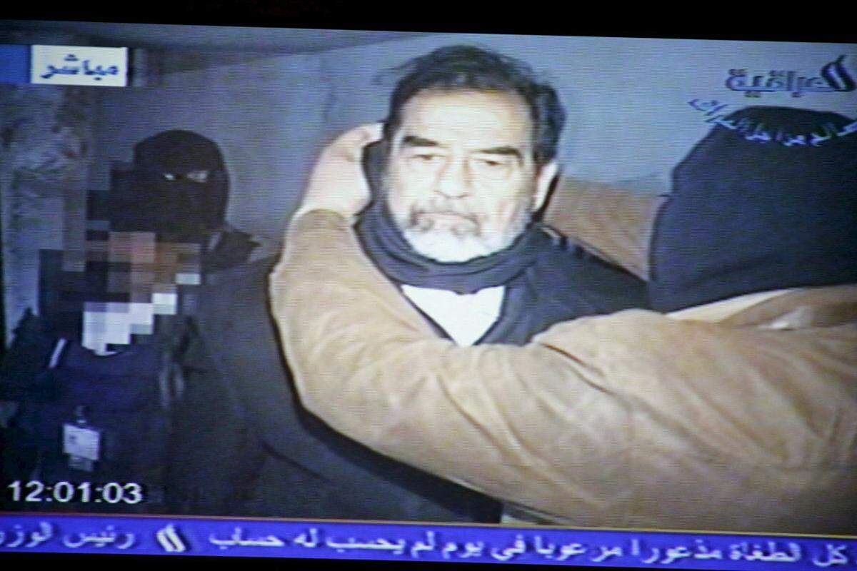 Saddam wird gehängt. Er wurde wegen eines Massakers an 148 Schiiten zum Tode verurteilt. Seine letzten Worte sollen gelautet haben: "Ich habe euch vom Elend befreit und eure Feinde zerstört. Gott verdamme euch."