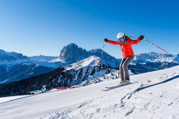 Die vordere Tabellenhälfte der Top 10 eröffnet Gröden in Südtirol. Nirgendwo lassen sich demnach Dolce Vita und sportliche Herausforderung so gut vereinen wie im Skigebiet rund um den Sellastock. Etwa 500 verbundene Pistenkilometer lassen kaum Wünsche offen. Erleben können Skifahrer dieses Angebot am besten auf der legendären Skitour „Sellaronda“.