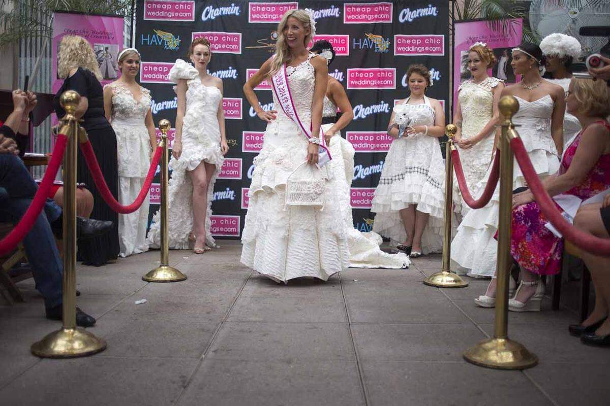 Weitere Impressionen des Toilet Paper Wedding Dress Wettberwerbs in New York City