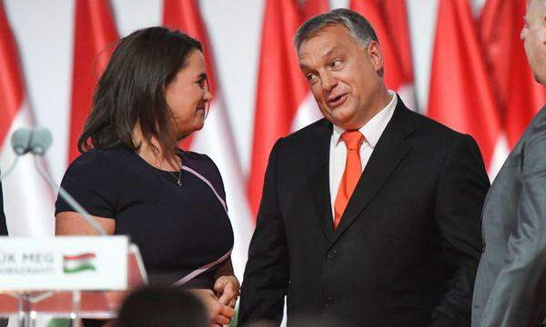 Der ungarische Premier Viktor Orbán mit Katalin Novák, die nun als Staatspräsidentin zurückgetreten ist. Wegen der Affäre packt nun Insider Péter Magyar aus.