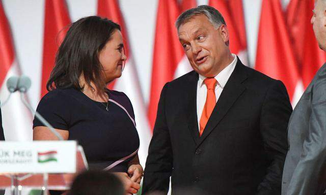 Der ungarische Premier Viktor Orbán mit Katalin Novák, die nun als Staatspräsidentin zurückgetreten ist. Wegen der Affäre packt nun Insider Péter Magyar aus.