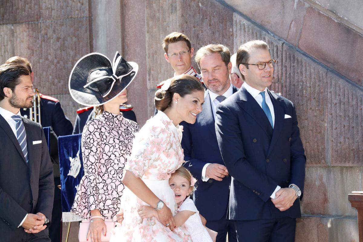 Immerhin sitzt Carl XVI. Gustaf schon länger auf dem Thron, als seine älteste Tochter auf der Welt ist. Abdanken ist für den 71-Jährigen trotzdem kein Thema. Zu Victorias Geburtstagsfeier haben sich alle schwedischen Royals versammelt, darunter die inzwischen fünf Enkelkinder des Königspaars. Ein sechstes kündigt sich schon an: Prinzessin Sofia (32), die Frau von Königssohn Carl Philip (38, links), erwartet im September ihr zweites Kind.