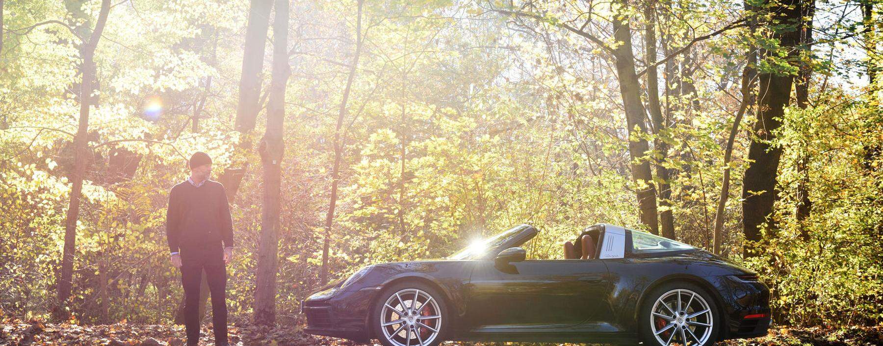 Haube auf, Jacke an: Den Porsche 911 Targa muss man auch im Spätherbst mit offenem Dach fahren.