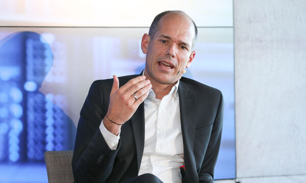 Banken geben die Zügel bei der IT-Infrastruktur nicht gerne aus der Hand, aber Helm verriet: "Auch bei uns führen Skalierbarkeit und Kostendruck dazu, gewisse Services nach außen zu geben und mit Partnern zusammenzuarbeiten. Uns ist jedoch wichtig, IT-Kompetenz zu behalten und mit dem Partner auf Augenhöhe zu bleiben."