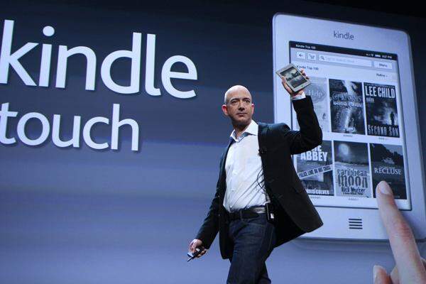 Für alle, die unterwegs lieber einfach nur Bücher lesen wollen, hat Amazon seine Kindle-eBook-Reader ebenfalls aktualisiert. Das Topmodell ist der Kindle Touch, der wahlweise mit WLAN oder WLAN und 3G-Verbindung angeboten wird. Letzterer funktioniert über Amazons Whispernet in mehr als 100 Ländern ohne zusätzliche Kosten.