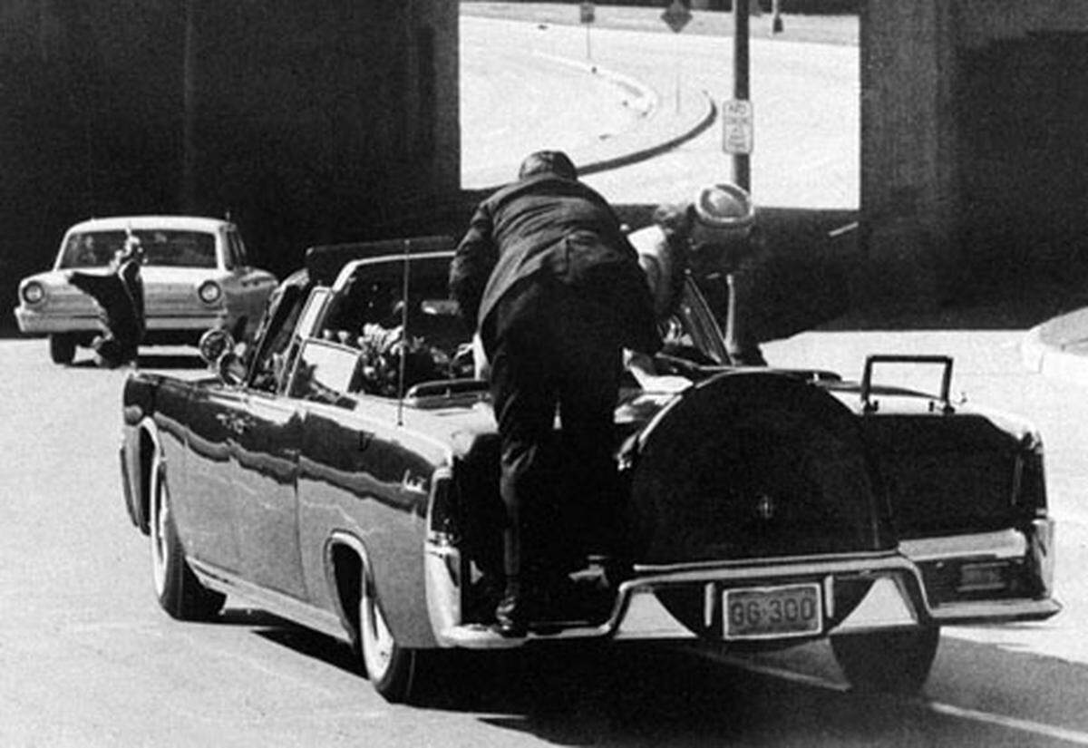 Die größte Tragödie in der Geschichte der Kennedy-Dynastie ist zweifellos die Ermordung von Präsident John F. Kennedy am 22. November 1963 bei einer Wahlveranstaltung in Dallas. Die Hintergründe des Attentats sind bis heute umstritten.
