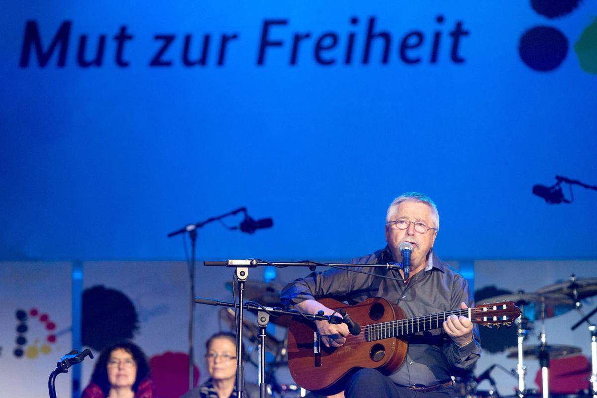 Wolf Biermann sorgte vor wenigen Tagen für Aufsehen im Deutschen Bundestag. Der 1976 ausgebürgerte Liedermacher fand wenig schmeichelhafte Worte für die Abgeordneten der Linkspartei. Während seines Konzerts am Brandenburger Tor ging es gemäßigter zu.