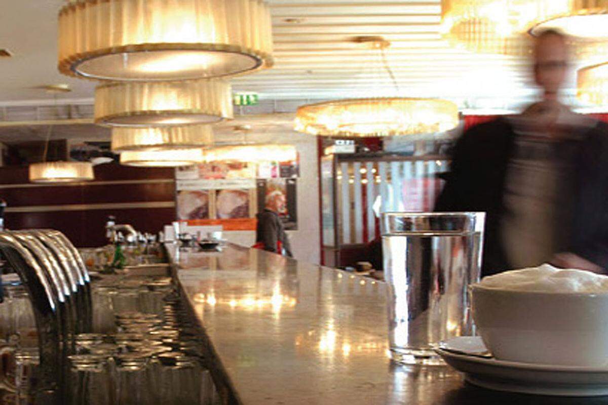 Ebenfalls "Café am Tag, Club in der Nacht" ist das Café Leopold im Wiener Museumsquartier. Am Abend verwandelt sich das Leopold in einen Club auf zwei Etagen. Aus einem Teil des Cafés werden die Tische entfernt und zur Tanzfläche umfunktioniert. Im unteren Bereich des Lokals, der tagsüber geschlossen ist, befindet sich eine größere Tanzfläche, Bühne und Bar.