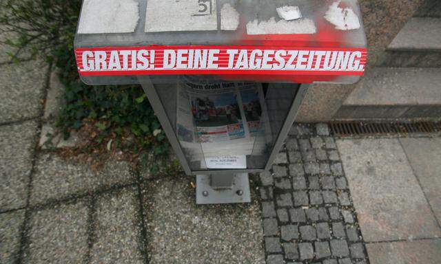 Die Regierung von ÖVP und Grünen schaut auf die Straße: Millionen Euro für Gratisblätter.