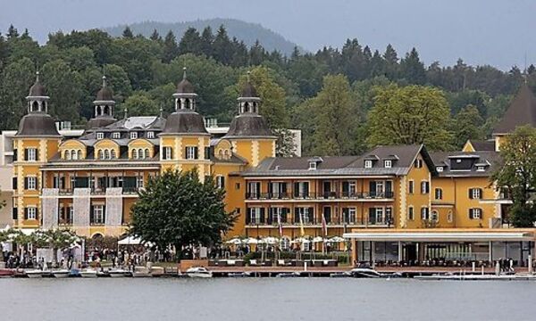 SCHLOSSHOTEL AM WOERTHERSEE