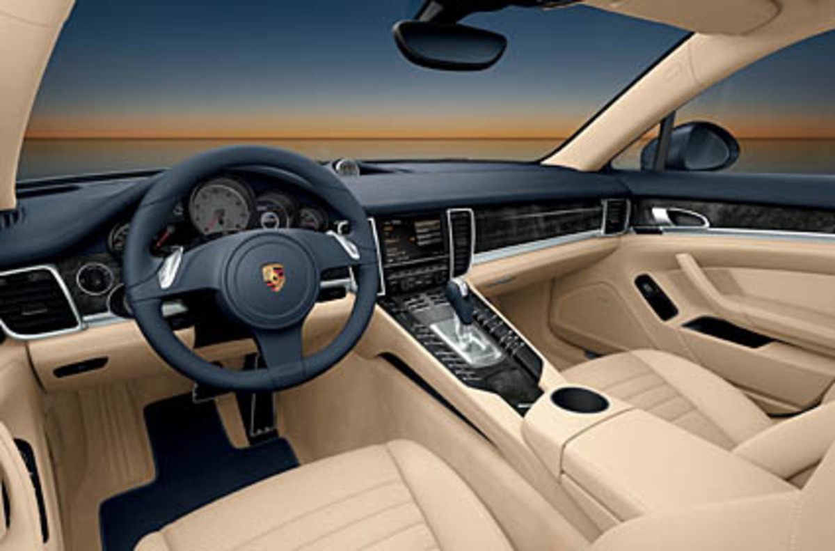 In China, Porsches Hoffnungsmarkt in Zeiten der Krise, mag man das großzügiger sehen. Zurück in den Fahrersitz, auf dem man von der Üppigkeit in Gewicht (knapp zwei Tonnen in Turbovariante) und Abmessungen wenig mitbekommt. Die tiefe Sitzposition schafft gleichermaßen Kopffreiheit wie Nähe zur Straße.