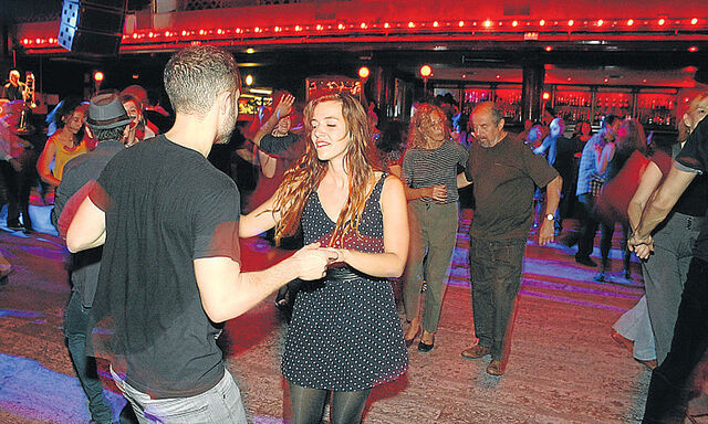 Einmal monatlich findet im Sala Apolo ein Ball statt, dazu spielt das Barcelona Jazz Orchestra Swing. 