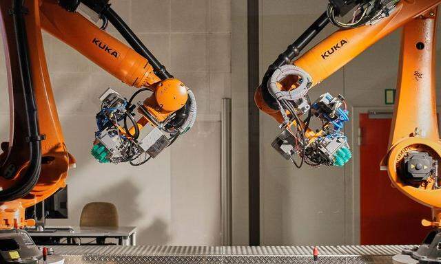Vorfuehrung Industrie Roboter der Firma KUKA gefertigt fuer die DLR bei einem Presse Termin in der N
