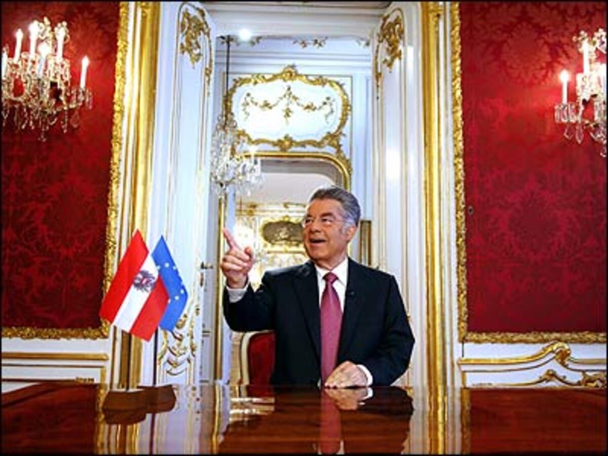 In seiner Rede zum Nationalfeiertag nennt Präsident Fischer die Große Koalition "unter den gegebenen Umständen eine gute Lösung". Er spricht sich gegen eine Dreier-Koalition und gegen Neuwahlen aus.