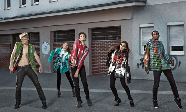 Weltpremiere. Die acht von Isa Genzken bearbeiteten, auch von ihr selbst getragenen Kleidungsstücke wurden an drei Locations  in Wien fotografiert. Eine bravouröse „Thriller“-Performance  lieferten die Models Mimi Maayan, John Sokol, Arzu Tarhan,  Sophie Schindele, Ferdi Altenburg, Teo Peyfuss, Stefan  Kerschbaumer und Johnny Dorn.