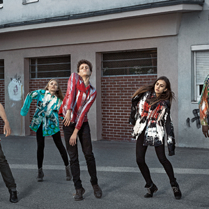 Weltpremiere. Die acht von Isa Genzken bearbeiteten, auch von ihr selbst getragenen Kleidungsstücke wurden an drei Locations  in Wien fotografiert. Eine bravouröse „Thriller“-Performance  lieferten die Models Mimi Maayan, John Sokol, Arzu Tarhan,  Sophie Schindele, Ferdi Altenburg, Teo Peyfuss, Stefan  Kerschbaumer und Johnny Dorn.