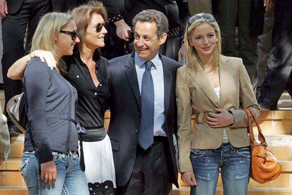 Direkt nach seinem Amtsantritt als Staatsoberhaupt im Mai 2007 legte der Sohn eines ungarischen Einwanderers Sarkozy erst einmal einen Kurzurlaub ein: Auf einer Jacht schipperte er samt Familie im Mittelmeer - den Luxustrip bezahlte ein reicher Geschäftsmann. Der Vorwurf, er sei Freund und Günstling der Reichen, haftet ihm auch deshalb an. Am Bild: Sarkozy mit seiner Tochter Judith Martin, seiner damaligen Ehefrau Cecilia und seiner zweiten Tochter Jeanne-Marie Martin. 