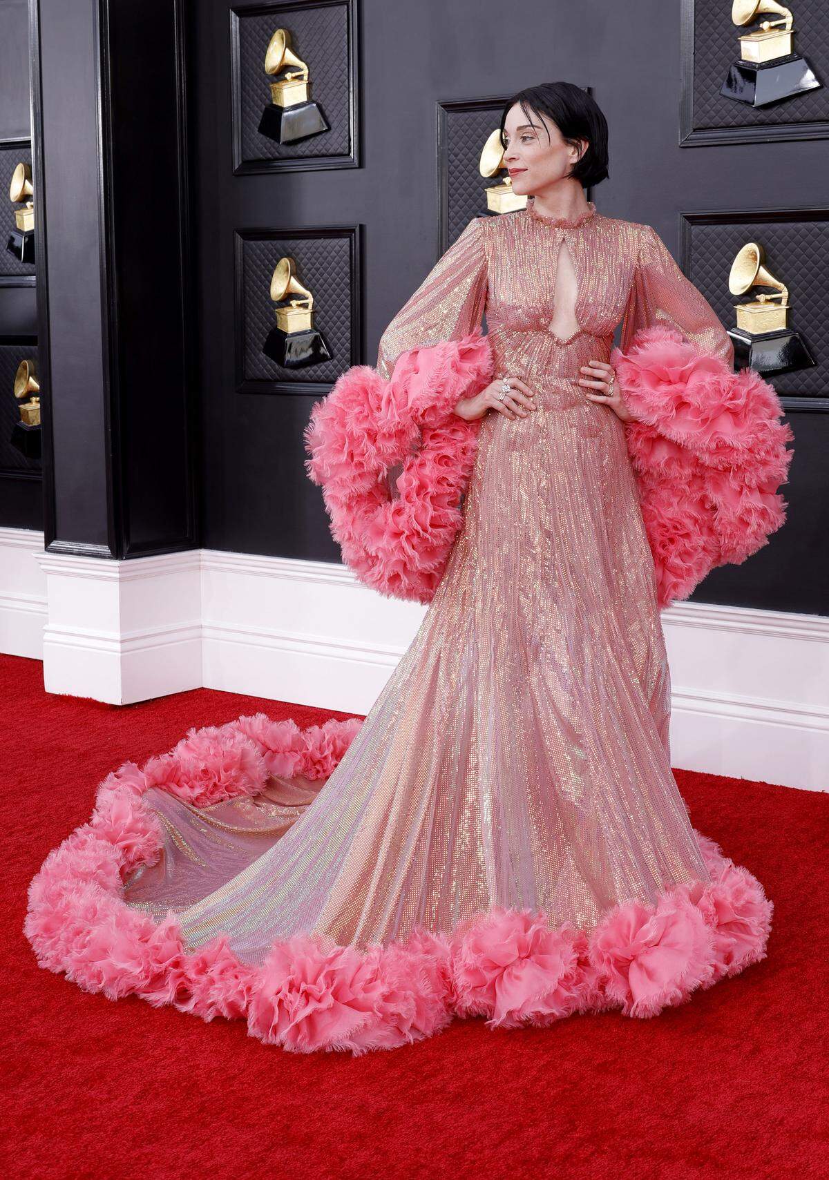 Die Gewinnerin des Grammys für das beste alternative Musikalbum, St. Vincent, erinnerte in ihrem Look an den Oscar-Auftritt von Jessica Chastein - beides von Gucci.