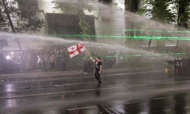 Anti-Regierungsproteste In Georgien: Oppositionschef Wirft Polizei ...