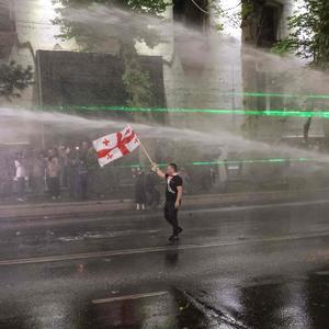 Die Polizei verwendete auch Wasserwerfer, um die Demonstranten auseinanderzutreiben.