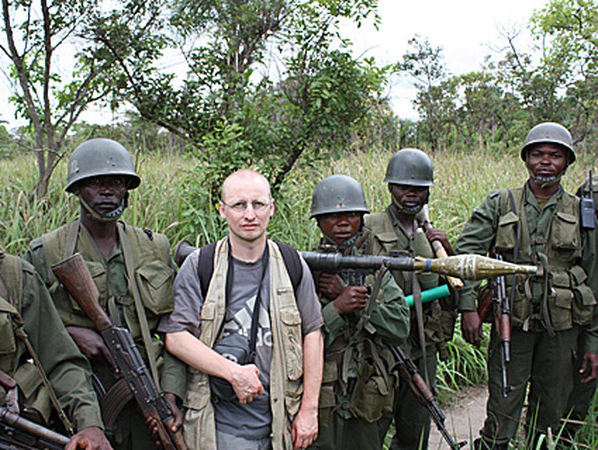 "Presse"-Redakteur Wieland Schneider, hier mit kongolesischen Regierungssoldaten, recherchierte dafür fast drei Wochen im Nordosten des Kongo.