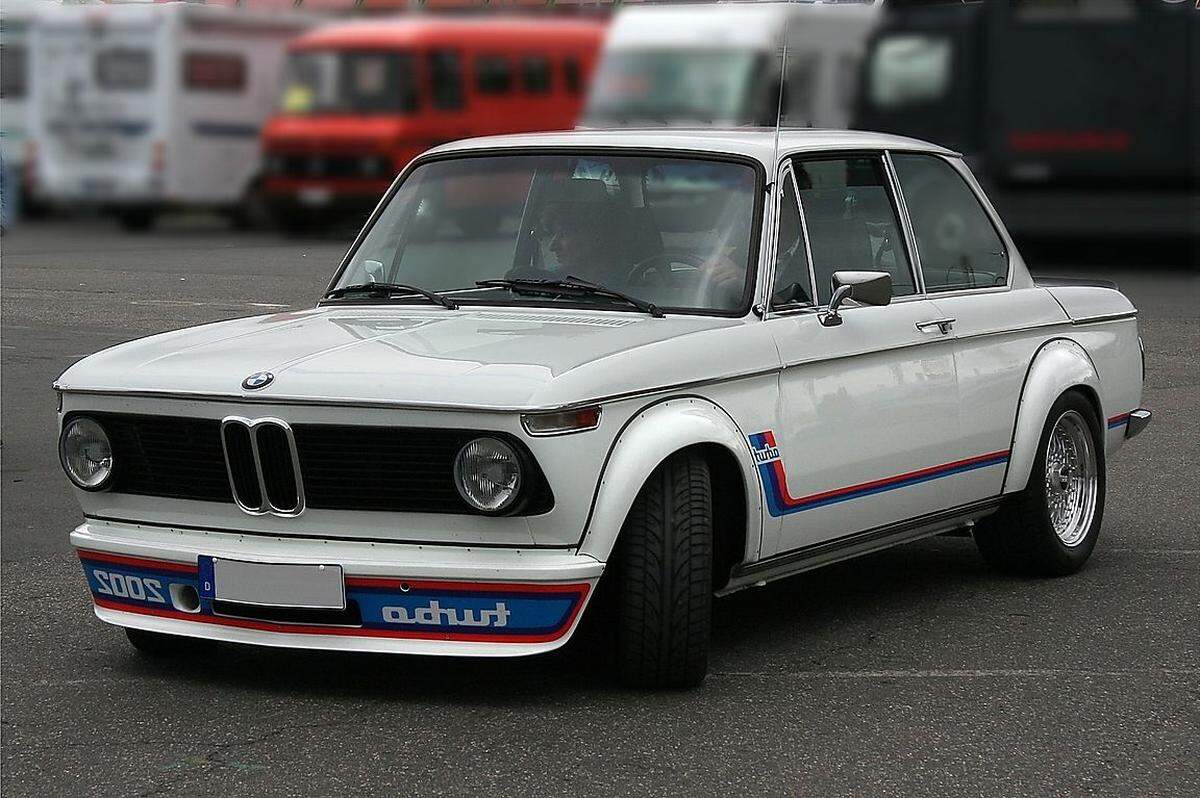 Der BMW 2002 turbo von 1973 hatte den „turbo“-Schriftzug gespiegelt auf der Spoilerlippe stehen – wie um dem Vordermann beim Blick in den Rückspiegel gleich höflich zu bedeuten, dass er sich das Zurückschalten schenken kann, weil zwecklos.