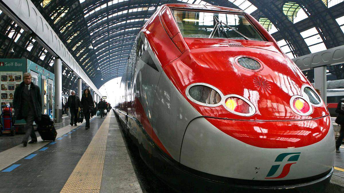 Dass Italiens Bahnsystem vorbildhaft ist, wäre zu viel gesagt - schnell fahren können die Italiener aber. Der "rote Pfeil" (Frecciarossa) ist auf eine Höchstgeschwindigkeit von bis zu 400 Stundenkilometer ausgerichtet. Derzeit verkehren die Züge noch mit maximal 300 km/h.
