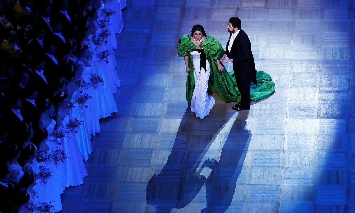 Das große Finale mit „O soave fanciulla“ aus Puccinis „La Bohème“ schmachtete Eyvazov seine Frau an, bis sie endlich „Io t'amo!“ sang und er mit „Amor! Amor! Amor!“ abschloss.