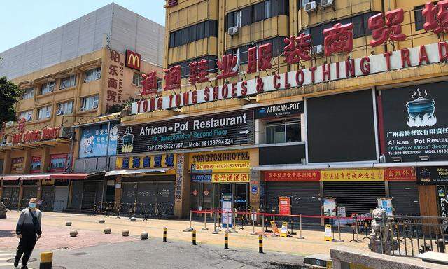 Ein afrikanisches Restaurant in Guangzhou, wo viele afrikanischstämmige Menschen leben.