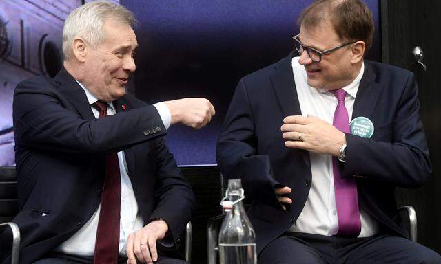 Der sozialdemokratische Spitzenkandidat Antti Rinne hat gut lachen mit Ex-Premier Juha Sipilä. 