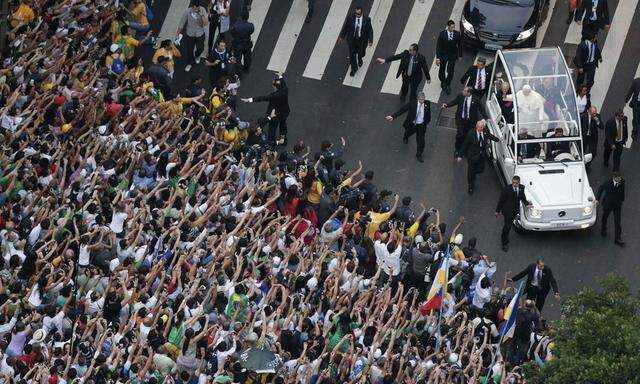 Papstbesuch Jubel Protest