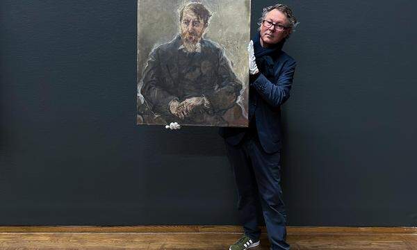 Leopold Museum-Direktor Hans-Peter Wipplinger dem Gemälde Oppenheimers, das neu in die Sammlung kam