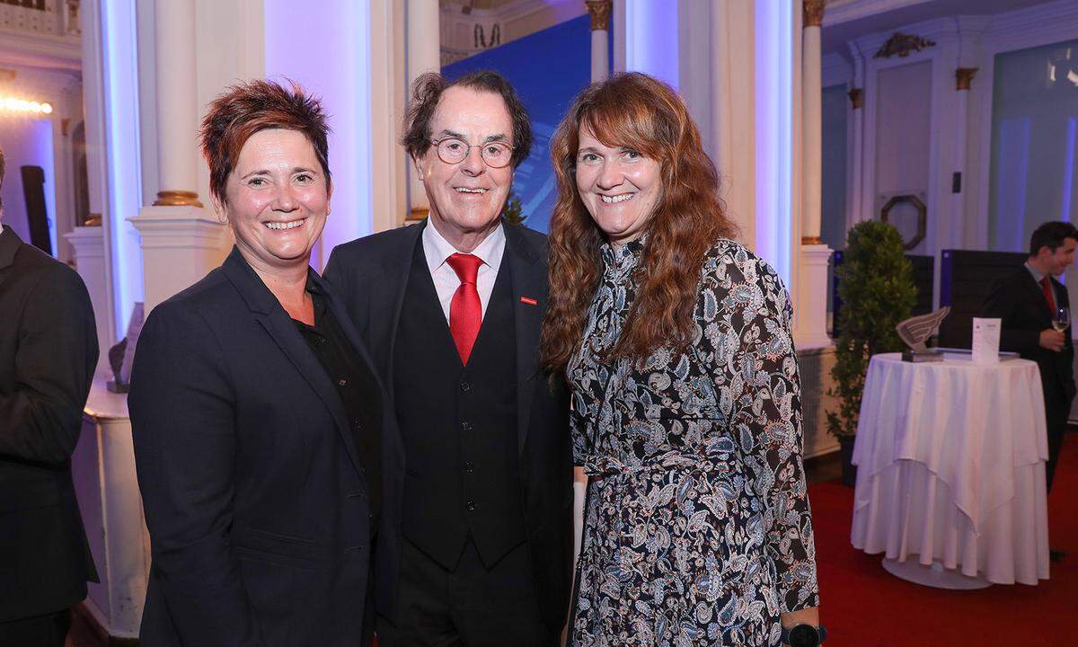 Die Great Length Productions Austria-Managerinnen Silvia Lafer (l) und Anita Lafer mit Saubermacher-Aufsichtsratschef Hans Roth.